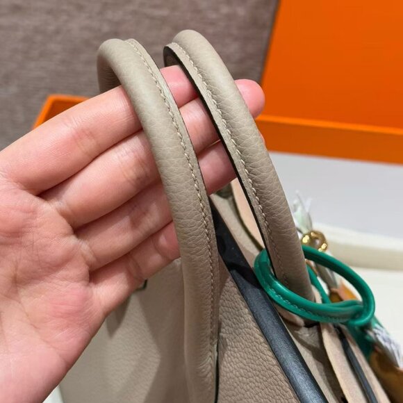 Classic Hermes Bag: A Stylish and Versatile Choice for Elegance - Picture 3 of 6